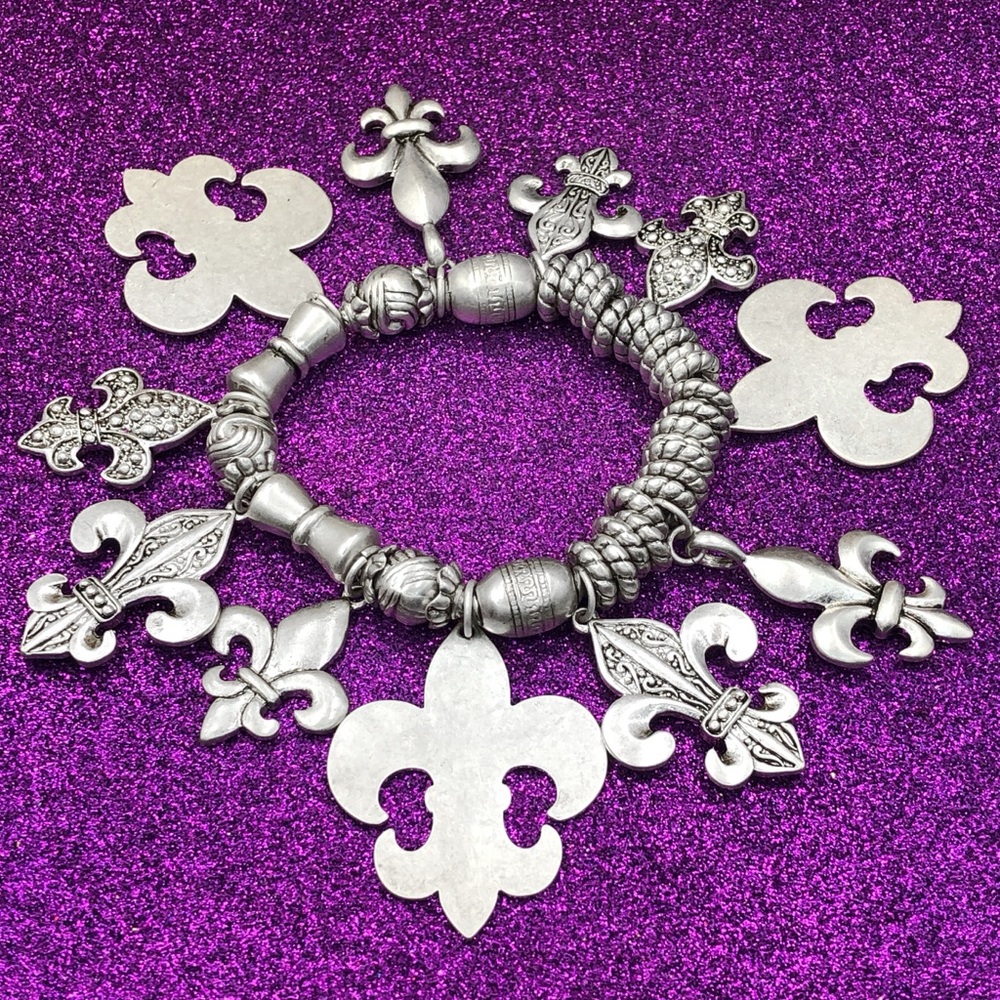 Large Chunky Charm Fleur De Lis Stretch Bracelet